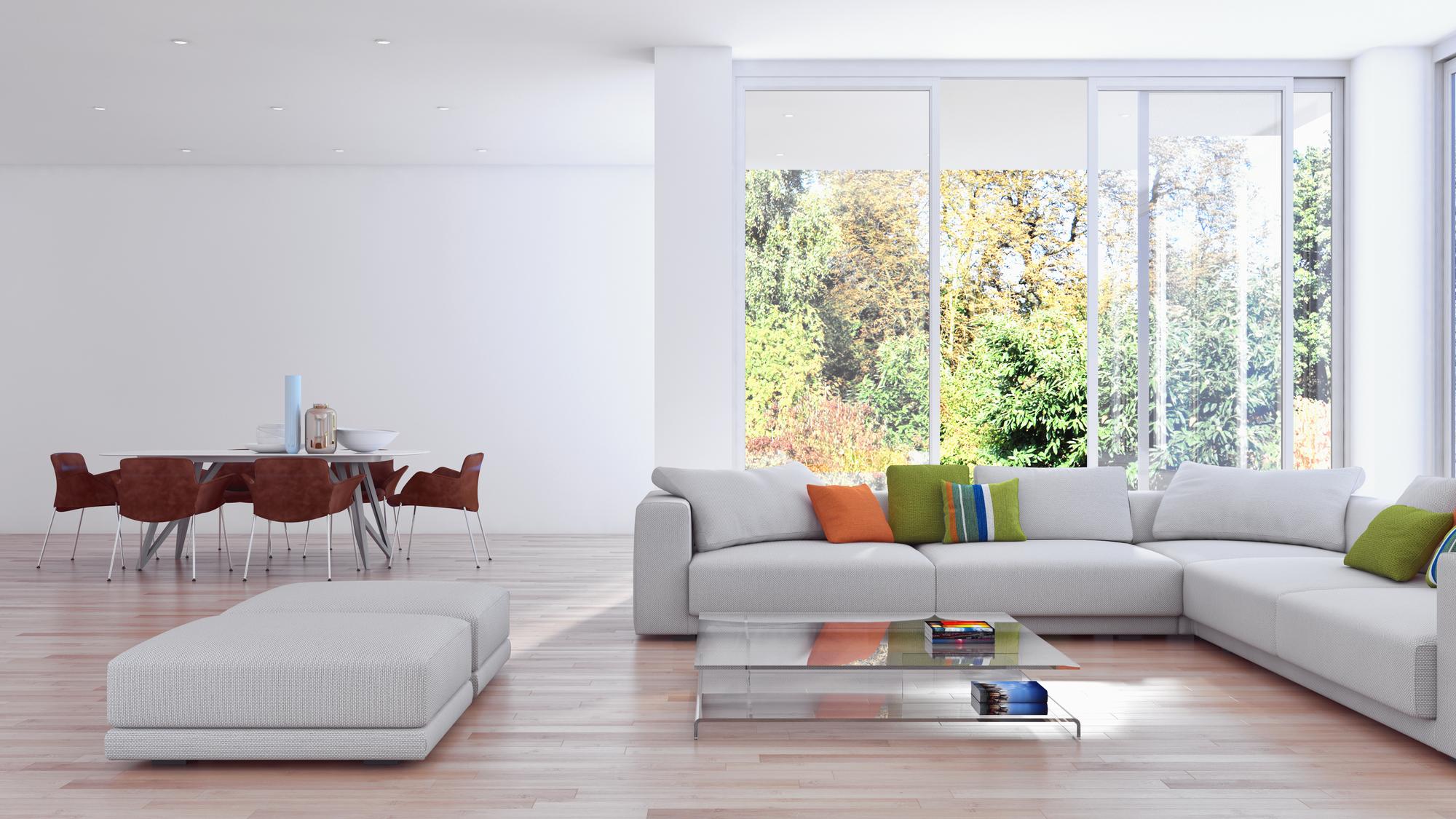 Living luminos cu ferestre mari
