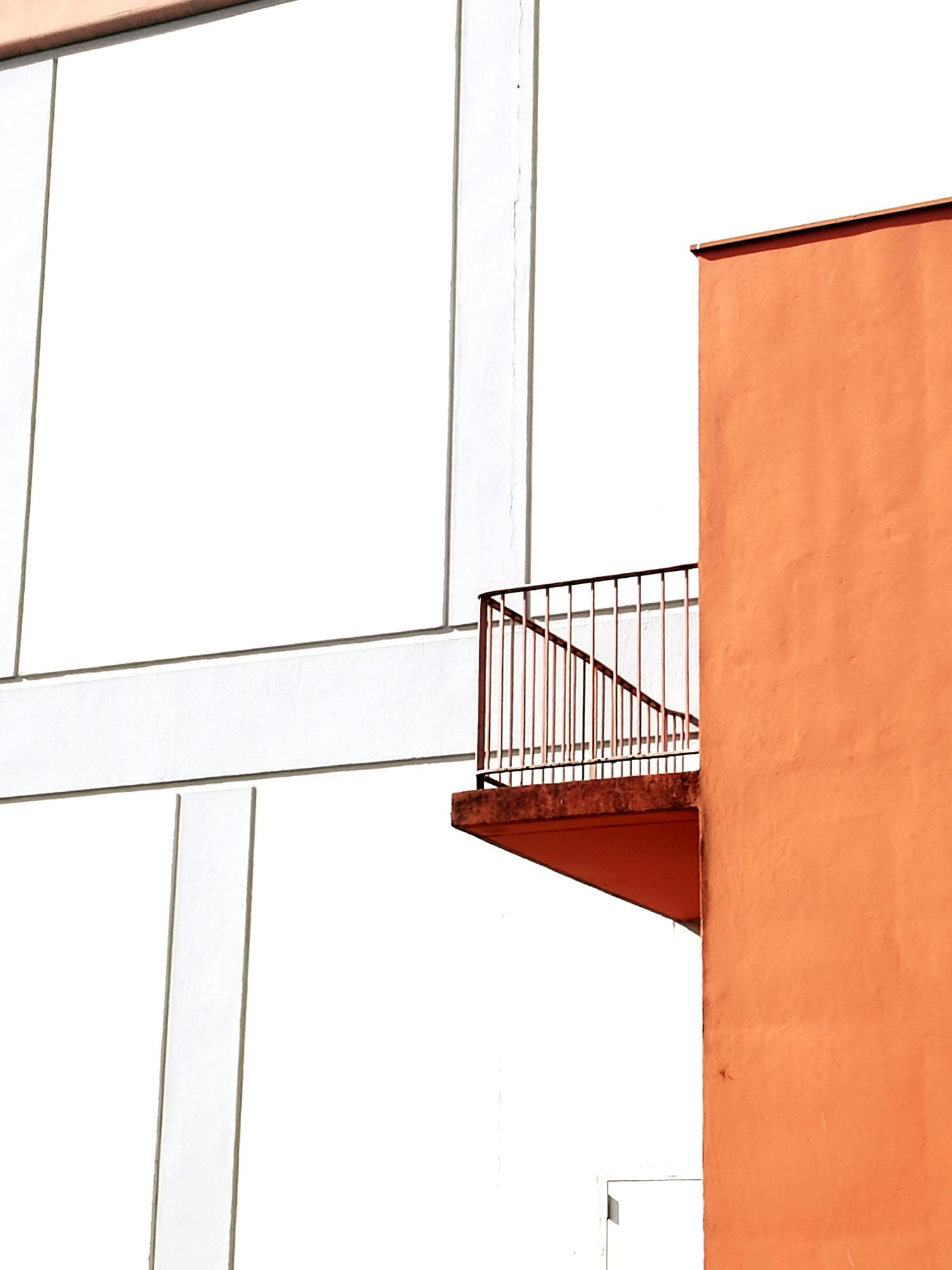 Fațadă modernă de bloc urban cu balcon